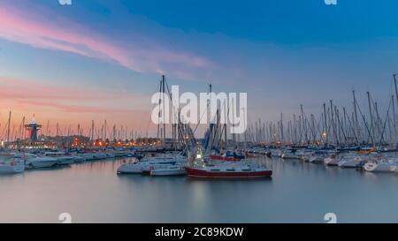 Segelboote im Hafen von Palavas-les-Flots, Hérault, Frankreich. Die Boote vertäuten an den Pontons. Stockfoto