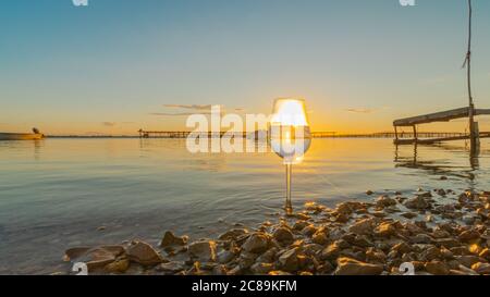 Sonnenuntergang auf einem Teich mit Muschelzuchtplätzen. Stockfoto