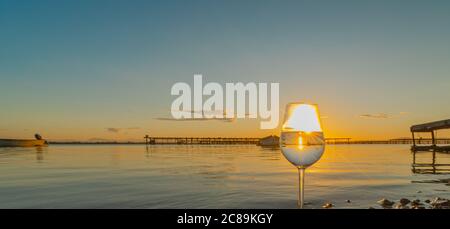 Sonnenuntergang auf einem Teich mit Muschelzuchtplätzen. Stockfoto