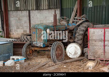 Alter Fordson Haupttraktor in einem landwirtschaftlichen Gebäude, Sandbach, Cheshire.UK Stockfoto