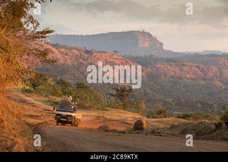 Lastwagen fahren durch steile Bergstraßen des Mt.Elgon und passieren wunderschöne Landschaften in der Bulambuli Dist., Uganda, Afrika. Stockfoto