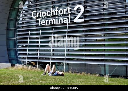 Neues Terminal 2, T2 Criochfort Dublin International Airport DUB. Junger Mann in Shorts, ruht, auf dem Gras liegend. Republik Irland, Europa, EU. Stockfoto