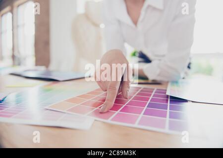 Kreative Beschäftigung. Aus nächster Nähe Hand der weiblichen Grafikdesignerin, Innenarchitektin, Architektin, Stylistin, sie ist die Wahl der Farben für neue Projekt Stockfoto