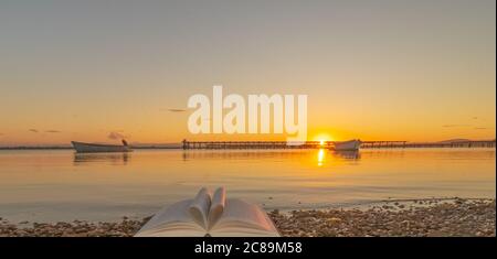 Sonnenuntergang auf einem Teich mit Muschelzuchtplätzen. Stockfoto