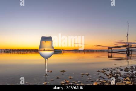 Sonnenuntergang auf einem Teich mit Muschelzuchtplätzen. Stockfoto