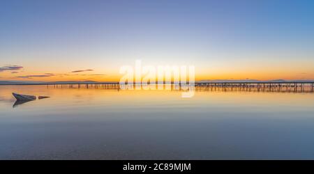 Sonnenuntergang auf einem Teich mit Muschelzuchtplätzen. Stockfoto