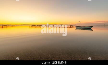 Sonnenuntergang auf einem Teich mit Muschelzuchtplätzen. Stockfoto