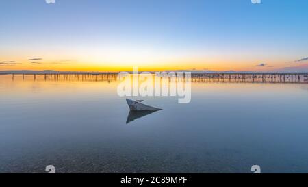 Sonnenuntergang auf einem Teich mit Muschelzuchtplätzen. Stockfoto