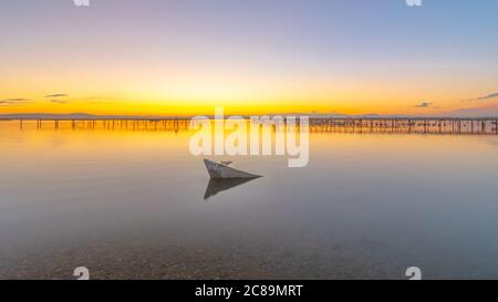 Sonnenuntergang auf einem Teich mit Muschelzuchtplätzen. Stockfoto