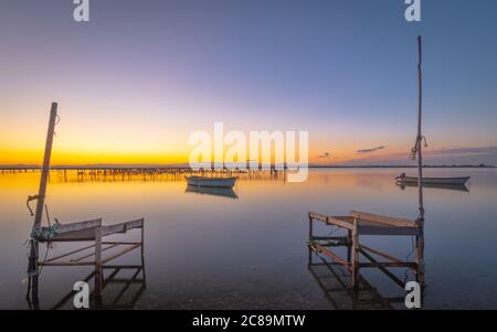 Sonnenuntergang auf einem Teich mit Muschelzuchtplätzen. Stockfoto