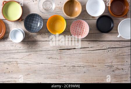 Set aus verschiedenen leeren Schüsseln auf Holzhintergrund Stockfoto