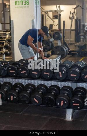 Brentwood, Großbritannien. Juli 2020. Das Better Gym Brentwood bereitet sich auf die Wiedereröffnung vor, da die covid-19 Lockdown entspannt ist. Die Mitarbeiter reinigen und überprüfen die Geräte und üben die neuen covid sicheren Fitness-Prozesse. Kredit: Ian Davidson/Alamy Live Nachrichten Stockfoto