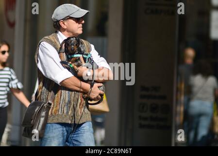 Italienischer Mann mit seinem Dackel-Hund in der Via Sparano da Bari, Bari, Italien Stockfoto