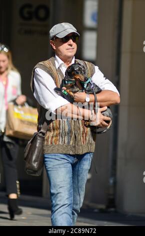 Italienischer Mann mit seinem Dackel-Hund in der Via Sparano da Bari, Bari, Italien Stockfoto