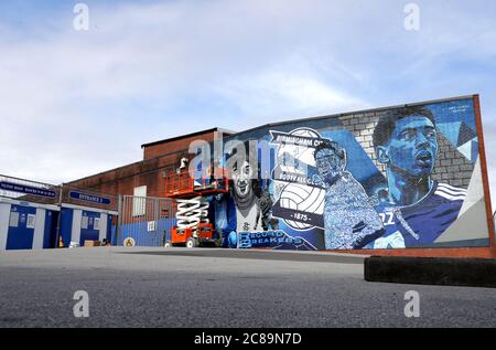 Graffiti-Künstler Gent 48 mit einem Wandbild vor dem Stadion vor dem Sky Bet Championship-Spiel im St. Andrew's Trillion Trophy Stadium, Birmingham. Stockfoto