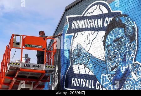 Graffiti-Künstler Gent 48 mit einem Wandbild vor dem Stadion vor dem Sky Bet Championship-Spiel im St. Andrew's Trillion Trophy Stadium, Birmingham. Stockfoto