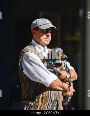 Italienischer Mann mit seinem Dackel-Hund in der Via Sparano da Bari, Bari, Italien Stockfoto