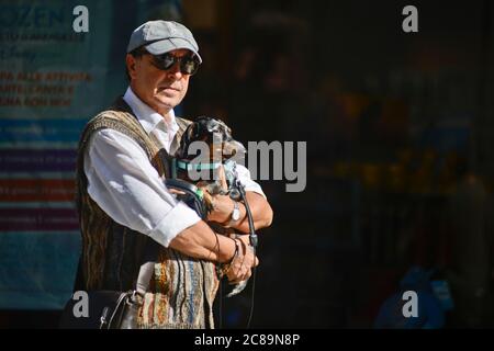 Italienischer Mann mit seinem Dackel-Hund in der Via Sparano da Bari, Bari, Italien Stockfoto