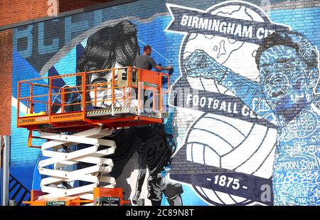 Graffiti-Künstler Gent 48 mit einem Wandbild vor dem Stadion vor dem Sky Bet Championship-Spiel im St. Andrew's Trillion Trophy Stadium, Birmingham. Stockfoto