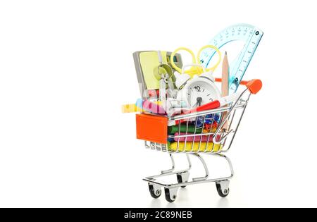 Warenkorb mit Schulbedarf isoliert auf weiß Stockfoto