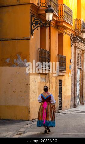 Mädchen In traditioneller Tracht, Valencia, Spanien Stockfoto