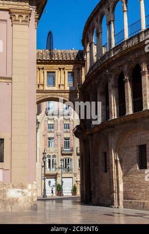 Plaza de la Virgen und Basilica de la Virgen de los Desamparados und El Miguelet Turm, Valencia, Spanien Stockfoto