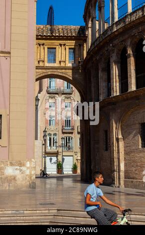 Plaza de la Virgen und Basilica de la Virgen de los Desamparados und El Miguelet Turm, Valencia, Spanien Stockfoto