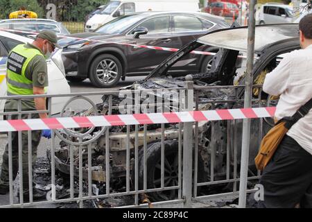 Kiew, Ukraine. Juli 2020. Ein verbranntes Auto ist in Zentral-Kiew, Ukraine, 22. Juli 2020 gesehen. Nach Angaben der Nutzer sozialer Netzwerke, auf den ersten nur ein Auto Feuer gefangen, aber bald die Flamme breitete sich aus, um ein Auto in der Nähe geparkt. Die Polizei untersucht die Umstände des Vorfalls. Kredit: Serg Glovny/ZUMA Wire/Alamy Live Nachrichten Stockfoto