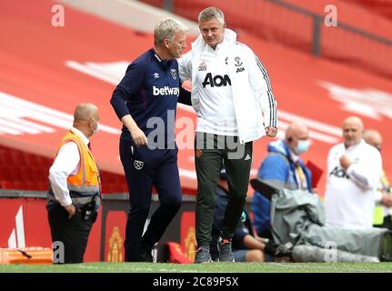 West Ham United-Manager David Moyes (links) und Manchester United-Manager Ole Gunnar Solskjaer vor dem Auftakt während des Premier League-Spiels in Old Trafford, Manchester. Stockfoto