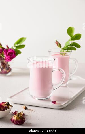 Rose Mond Milch in Gläsern auf weißem Hintergrund. Nahaufnahme Stockfoto