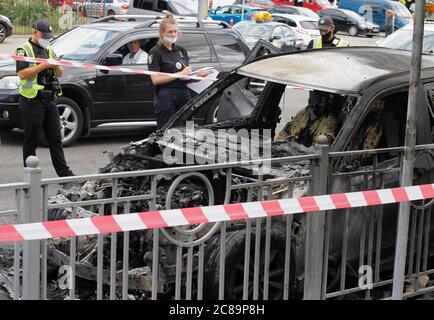 Kiew, Ukraine. Juli 2020. Ein verbranntes Auto ist in Zentral-Kiew, Ukraine, 22. Juli 2020 gesehen. Nach Angaben der Nutzer sozialer Netzwerke, auf den ersten nur ein Auto Feuer gefangen, aber bald die Flamme breitete sich aus, um ein Auto in der Nähe geparkt. Die Polizei untersucht die Umstände des Vorfalls. Kredit: Serg Glovny/ZUMA Wire/Alamy Live Nachrichten Stockfoto