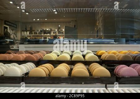 Nahaufnahme von Makronen in einer pariser Bäckerei. Stockfoto