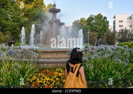 Frau, die den Battle Fountain in Granada betrachtet Stockfoto