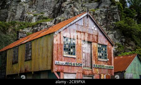 Blaenau Ffestiniog - lackiert Wellblech Werkstatt & in den Schieferabbau Stadt Blaenau Ffestiniog in Snowdonia, North Wales vergossen Stockfoto