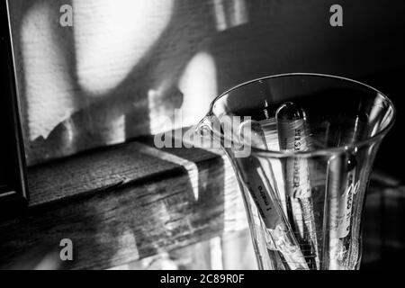 Glasampullen mit Seidennähten aus den 1950er Jahren in einer abgestuften Tasse. Es ist eine Möglichkeit, die Seidenfasern in sterilisierter Form zu enthalten Stockfoto