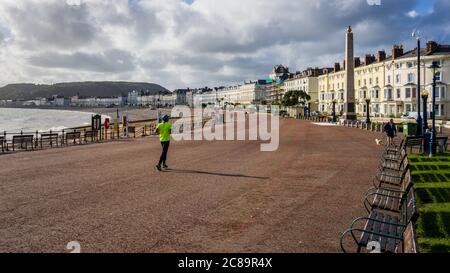 Llandudno Seafront Runner - Jogger am frühen Morgen auf der Seafront in Llandudno North Wales während des Lockdown Stockfoto