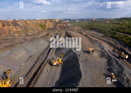 Bagger und schwere Bergbau Muldenkipper in einem Kalksteinbruch, Beladung von Steinerz, Industrie-Panorama. Stockfoto