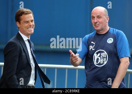 Fulham-Manager Scott Parker (links) und Wigan Athletic-Manager Paul Cook teilen einen Witz vor dem Sky Bet Championship-Spiel im DW Stadium, Wigan. Stockfoto