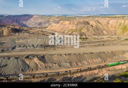 Güterzug mit Eisenerz auf der Tagebau Luftaufnahme Stockfoto