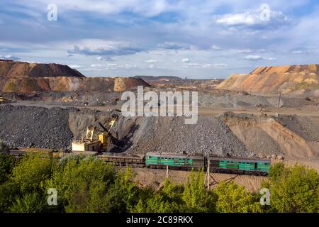 Güterzug mit Eisenerz im Tagebau Steinbruch Stockfoto