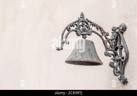 Straße alte Laterne an der Wand. Stockfoto