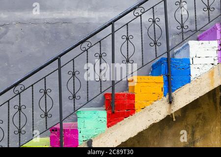 Bunte Treppen im Fener District, Istanbul, Türkei Stockfoto