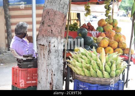 Hyderabad, Telangana, Indien. juli-20-2020: Altreifen Obst Händler verkaufen Früchte, während Gesichtsmaske, Senior Stockfoto