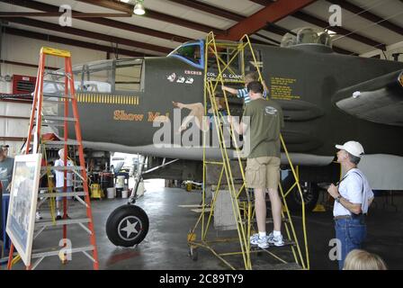 ST. CHARLES, USA - 25. Aug 2008: Militärveteranen, die an einem alten Flugzeug aus der Zeit des Zweiten Weltkriegs in Missouri arbeiten Stockfoto