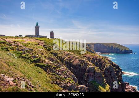 Blick auf die Leuchttürme und Klippen des Kap Fréhel auf dem Côtes-d'Armor, in der französischen Bretagne Stockfoto