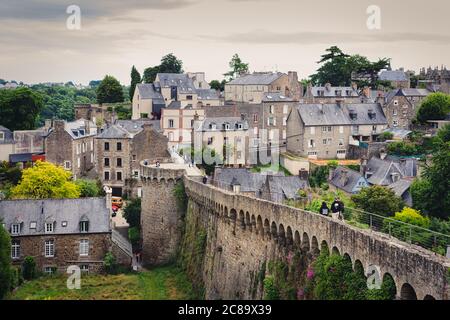 Blick auf die Mauern und die mittelalterliche Stadt Dinan, Bretagne, Frankreich Stockfoto