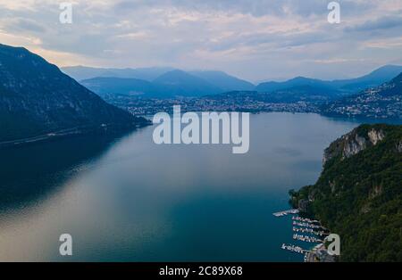 Luftaufnahme über den Luganersee in der Schweiz - Abendansicht Stockfoto