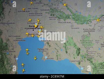 Flugverkehr über Bangkok Aera (22. juli 2020, UTC 08.22) im Internet mit Flightradar 24 Website, während der Coronavirus Pandemie Stockfoto