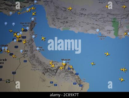 Flugverkehr über Oman und Ormuz-Meerenge (22. juli 2020, UTC 08.22) im Internet mit Flightradar 24-Standort während der Coronavirus-Pandemie Stockfoto