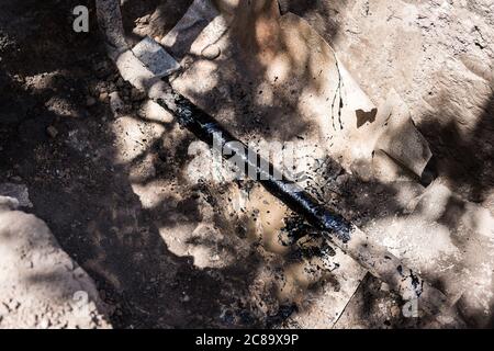 Gasleitung in Harz. Harzbehandeltes Rohr, mit Harz behandelt. Stockfoto